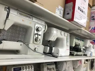 אפשרי להשיג מכונות תפירה ביתיות יד שתיים מחברות שונות במחירים בין 500 ועד 800 שקל במצב מעולה כולל אחריות